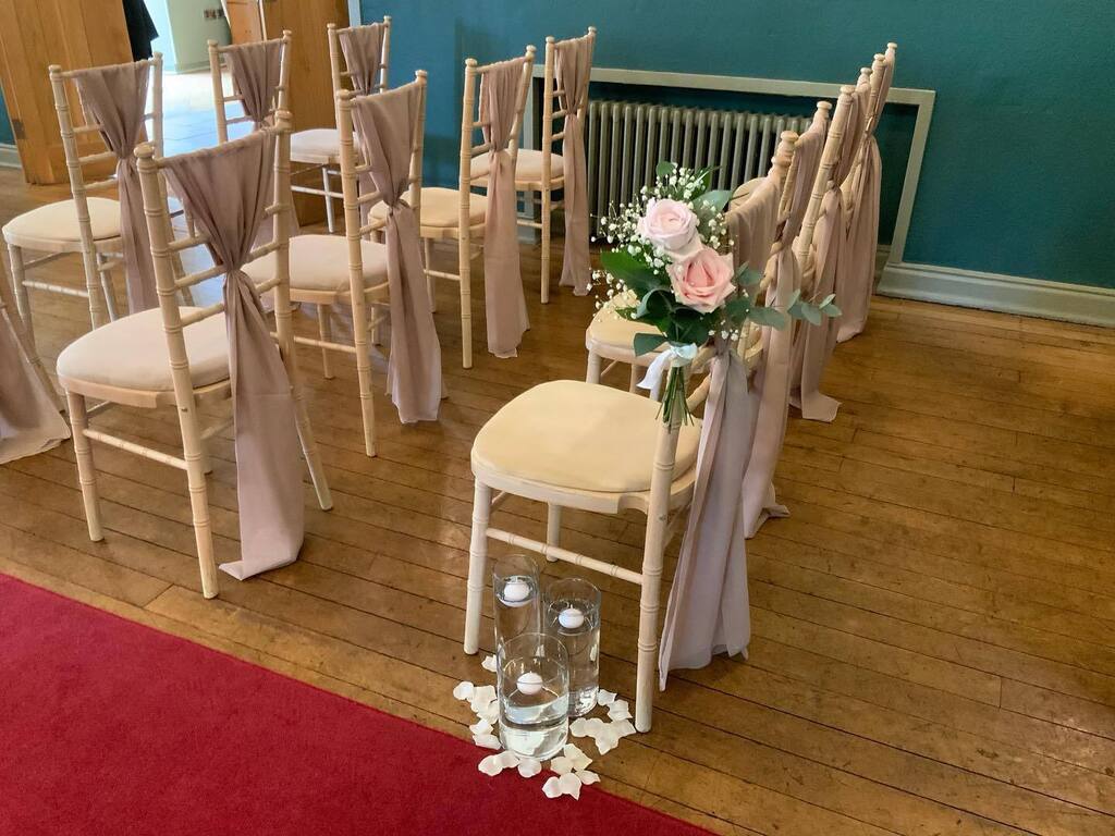 bloomingchicbyj's tweet image. The ceremony room @hareandhoundsweddings on Friday for the wedding of Genie to Neil. Working with a lovely set of local suppliers @mattfoxphotography @eventstyleswindon @hannahculleyscakes @hareandhoundsweddings and of course us @blooming_chic_judy #wiltshireweddings #bloomi…