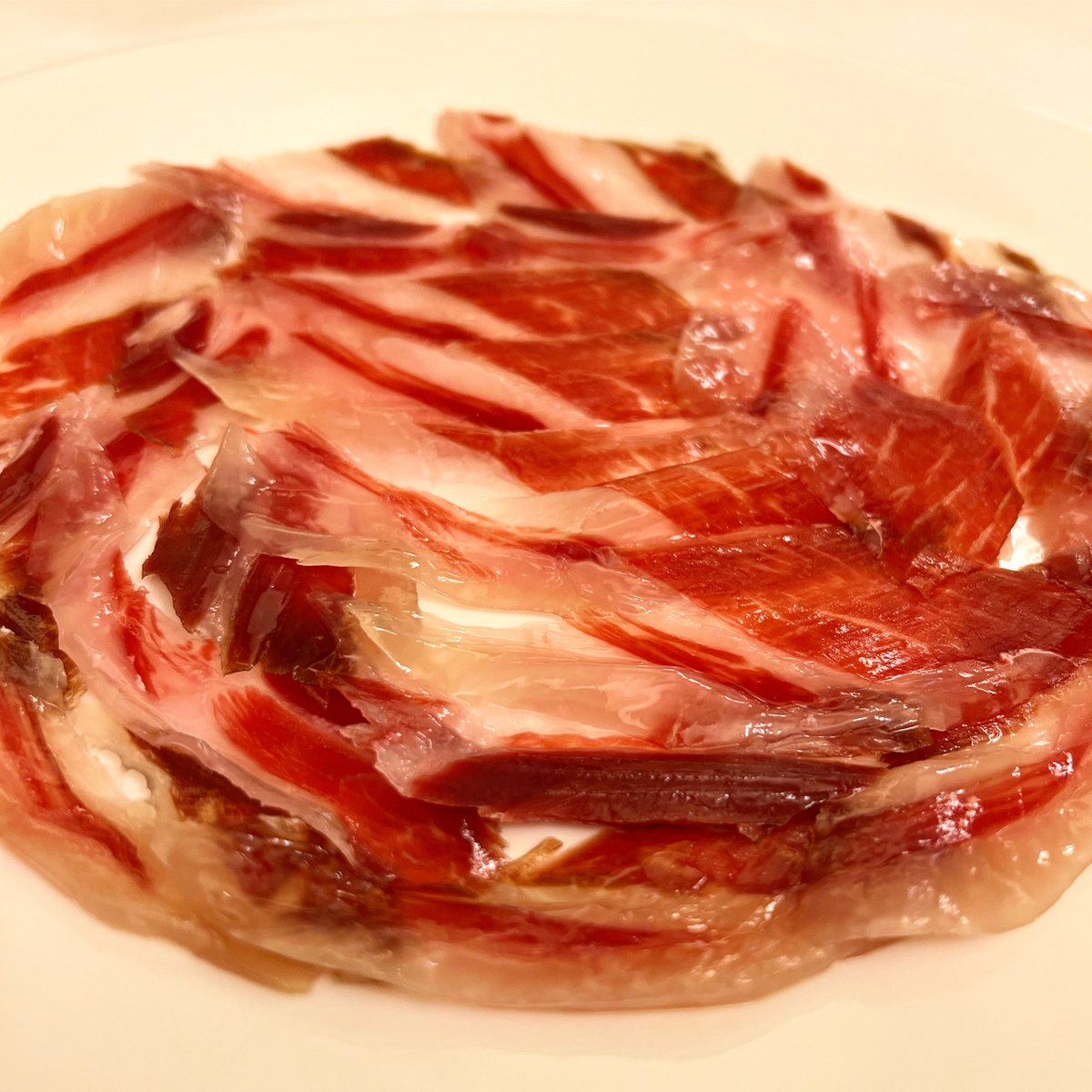 lsuarezdelezo's tweet photo. El jamón de #Jaylu en #Sevilla. La alta gama de Sierra Mayor, que no había probado, y me ha parecido de categoría. Con una manzanilla, no hay aperitivo mejor en el mundo https://t.co/NlShgVLasD