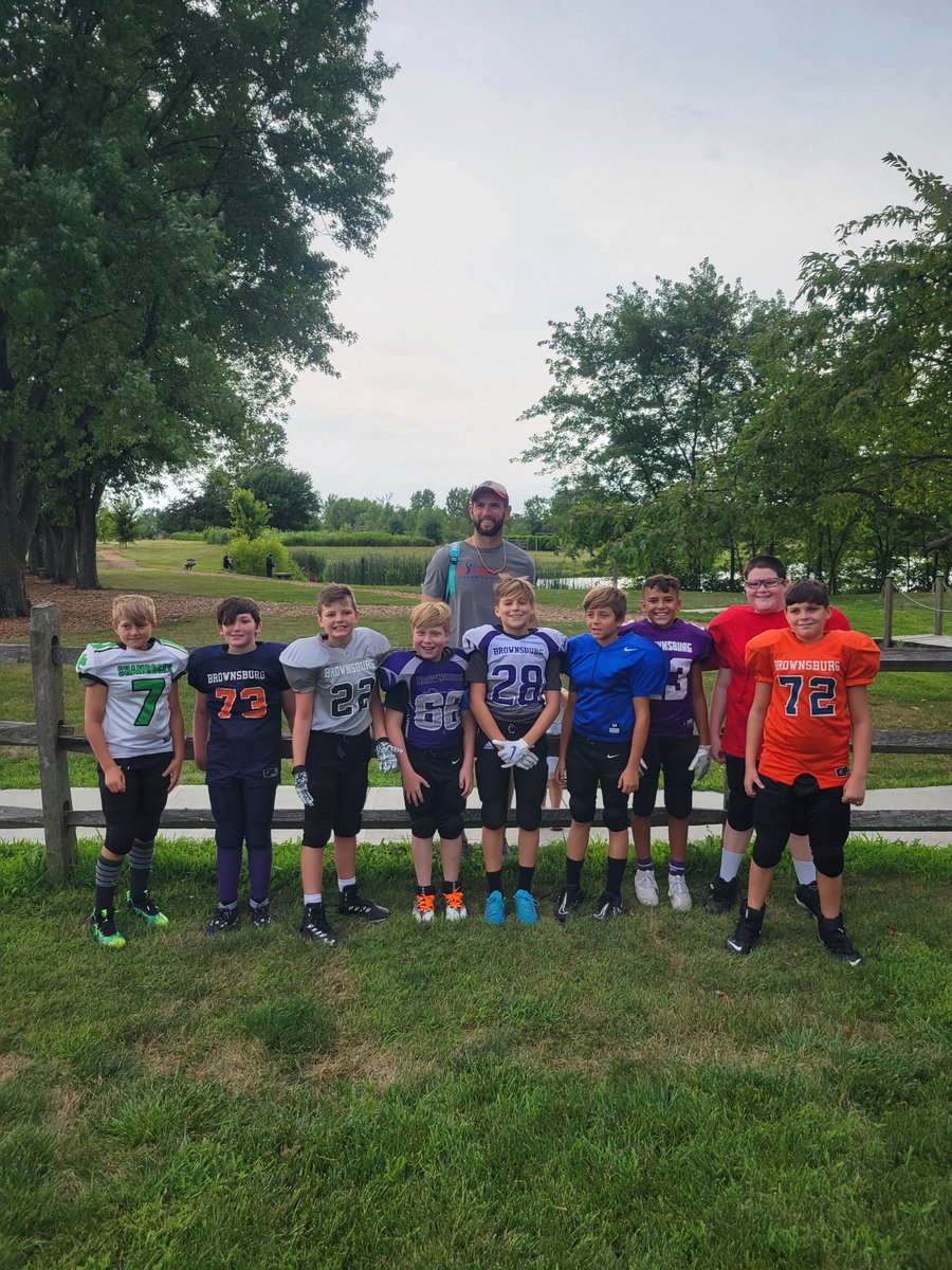 BBURGFOOTBALL's tweet photo. Someone just happened to be walking around the park yesterday and stopped by to play ball with the boys for a few minutes. https://t.co/vatZ2XxxSu