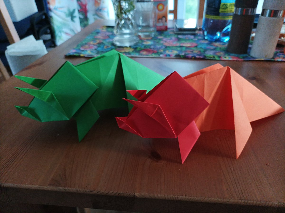 Post_Scriptum_X's tweet image. Dzień dzisiejszy:
Minusy - ciocia z wujkiem (alkoholikiem) których małżeństwo się sypie przyjechali do nas jako do sił rozjemczych
Plusy - razem z kuzynką której uwagę odciągam od kłótni jej rodziców zrobiłyśmy z origami żurawie, łabędzie, motyle, żaby i triceratopsy