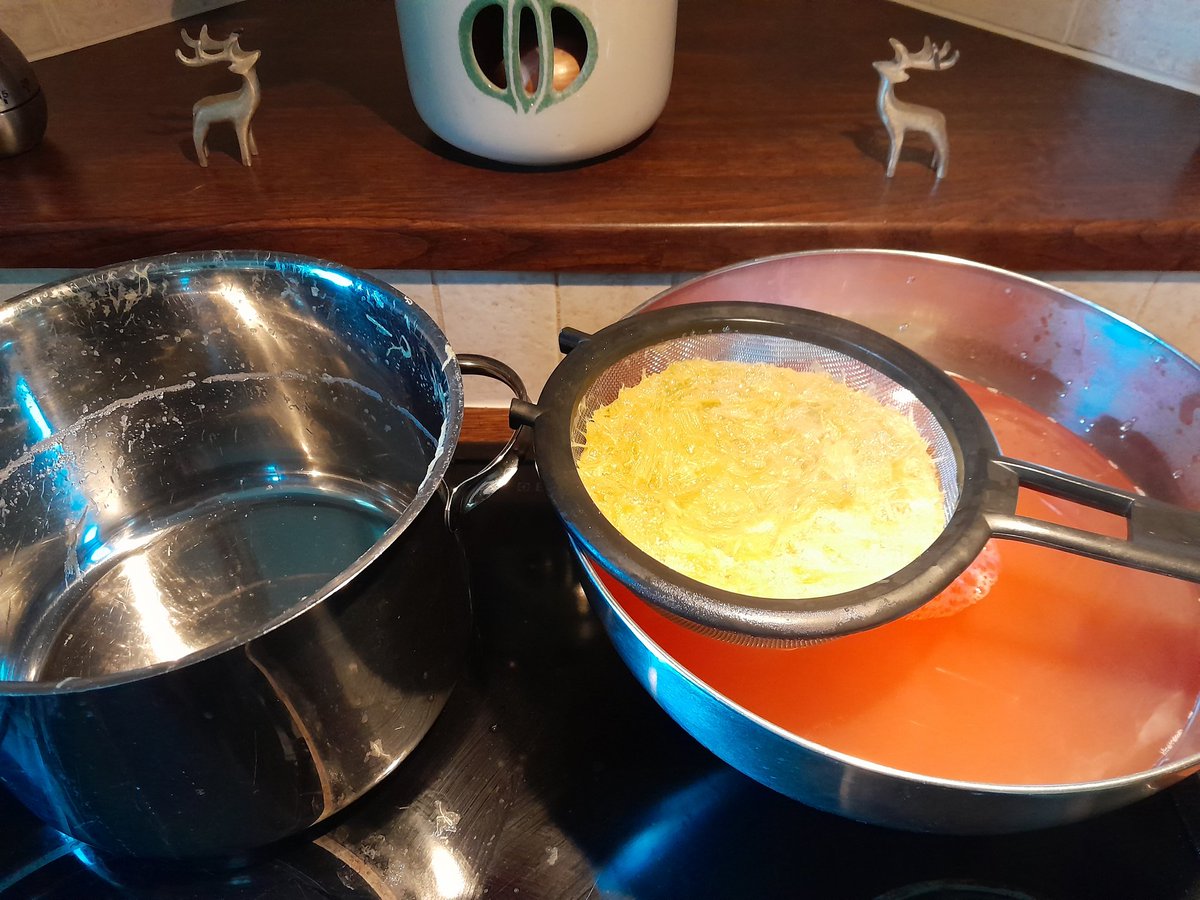 Mitä tehdä raparpereista? Esimerkiksi makoisaa ja raikasta mehua. #satokausi