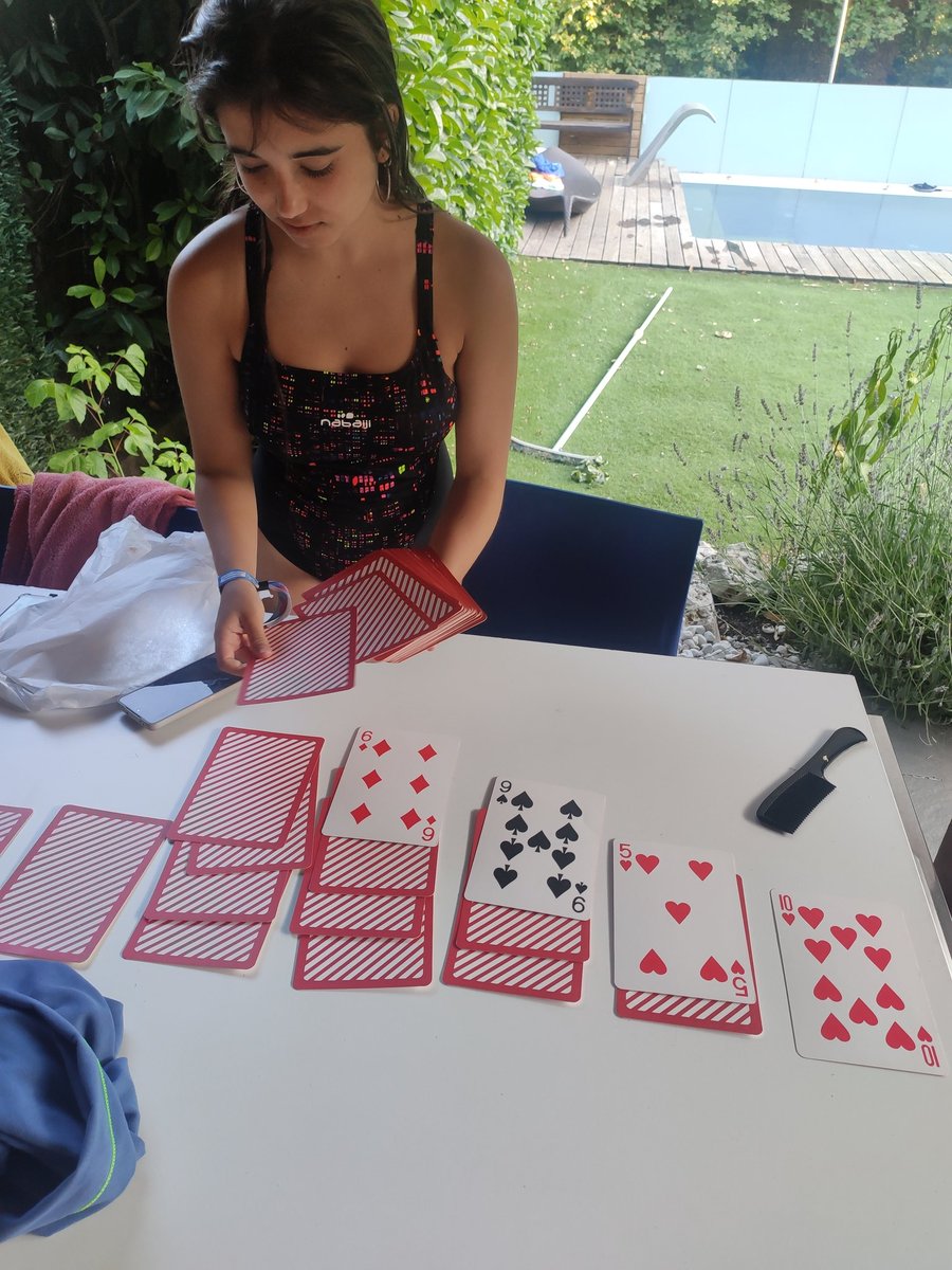 pfarras12's tweet photo. Pov: fas 1'55 i agafes una baralla de cartes https://t.co/29NCebtBzz