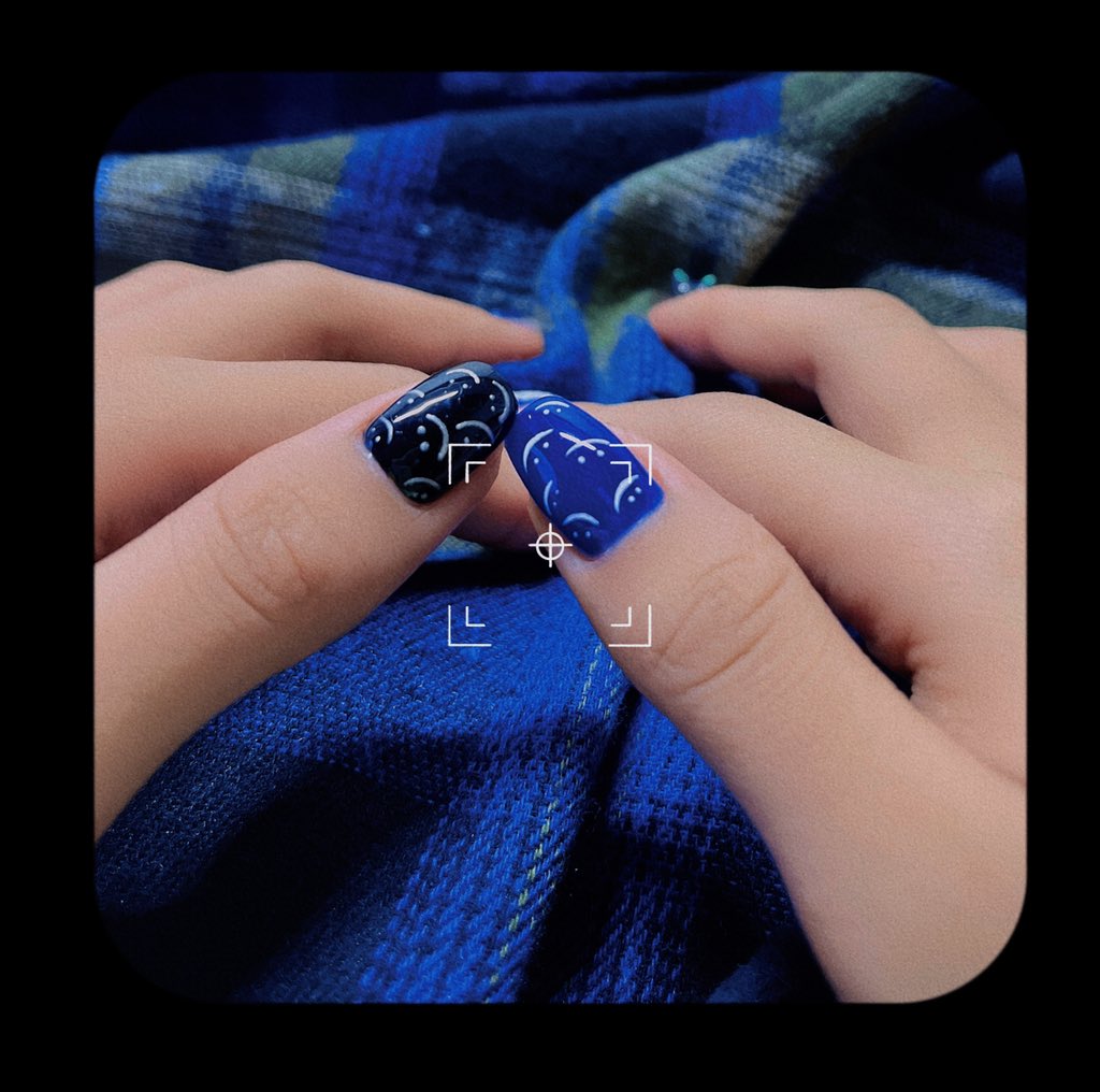 LSzang's tweet photo. 🖤💙🦋dddd👀（设计灵感来源🍠的@一只虞姬
今晚太赶了，差点没坐上最后一班地铁
后来想想左手应该要加上柏老师的小刀的😤
妹宝的笑容太治愈了，可爱的笑脸必须得整上啊

总之，很高兴认识你们，遇见你们后的每一天都很快乐
It‘s so nice to meet you！

#BuildJakapan #BibleSumettikul #BibleBuild https://t.co/ll4L1aCMx4