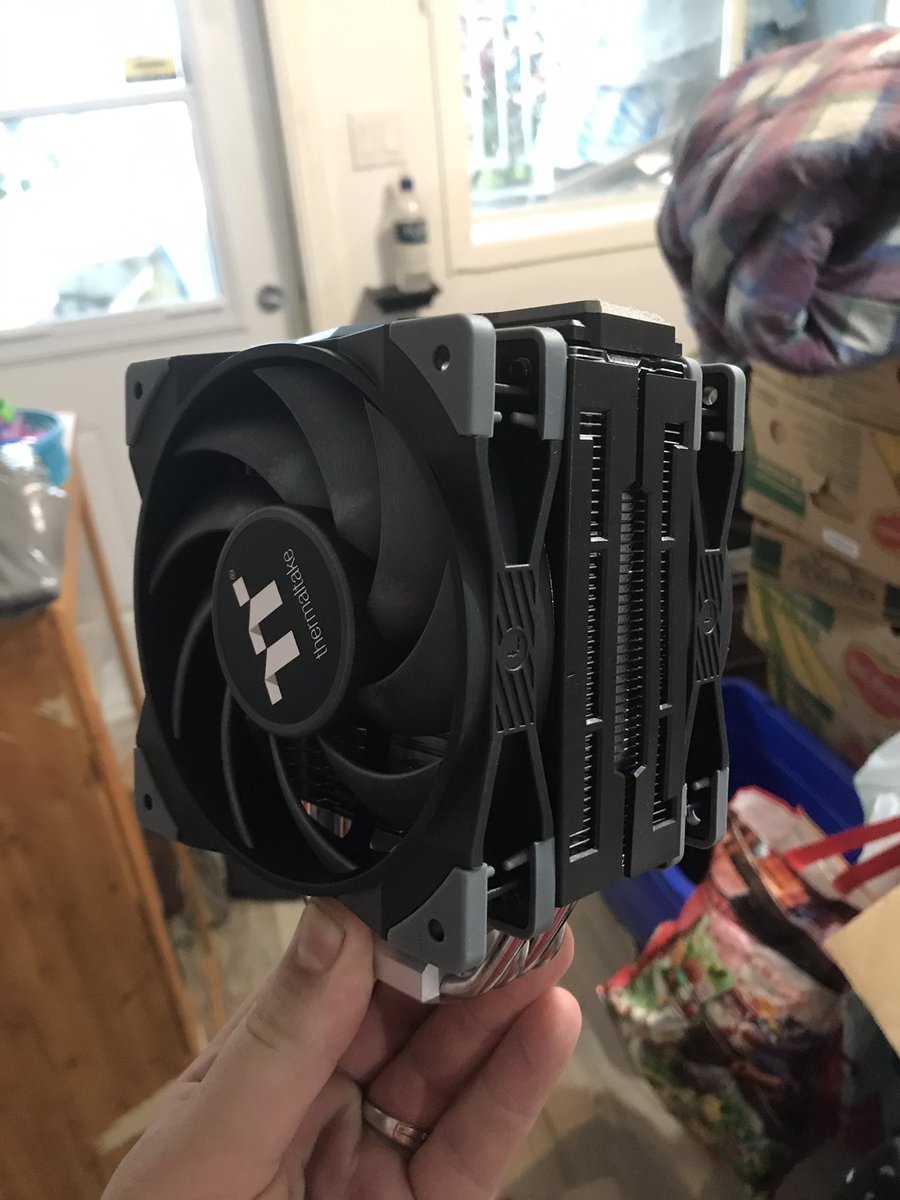 TheExtalions's tweet image. Installation d’une nouvelles fan de processeur pour mon pc j’ai hâte de voir la différence