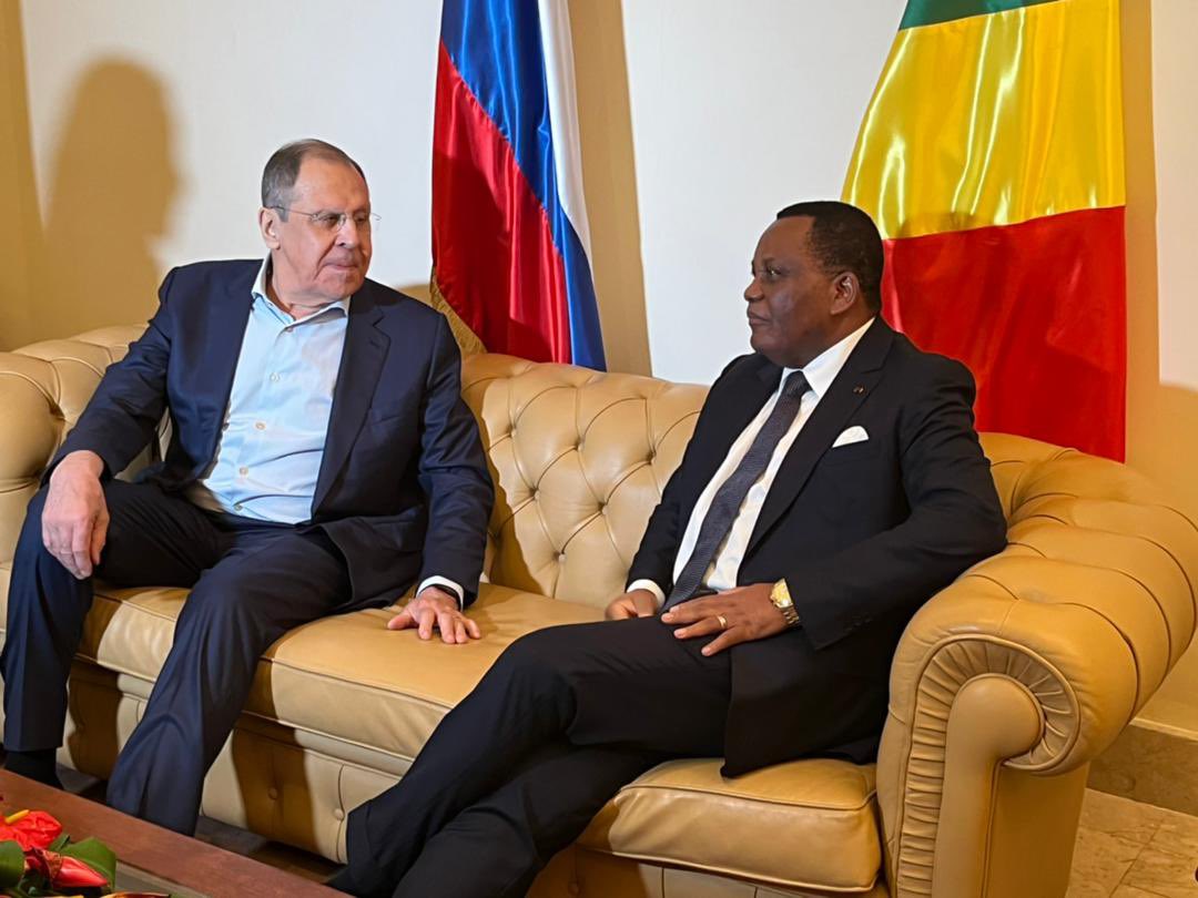 Coopération |
S. E.  Sergueï Lavrov, Ministre russe des Affaires étrangères est arrivé  à Oyo, ce Dimanche 24 juillet 2022 en soirée, pour une visite de travail de 48 heures.  Il a été accueilli à sa descente d’avion par son homologue congolais, S.E. Jean-Claude Gakosso.