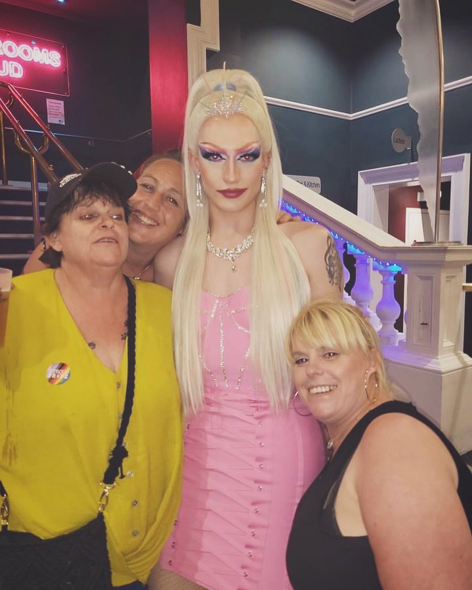Such an amazing night! Love these pics with some fans 👀🫣💋 

#makeup #DragRace #drag #dragshow #queen #LGBTQIA #tonight #face