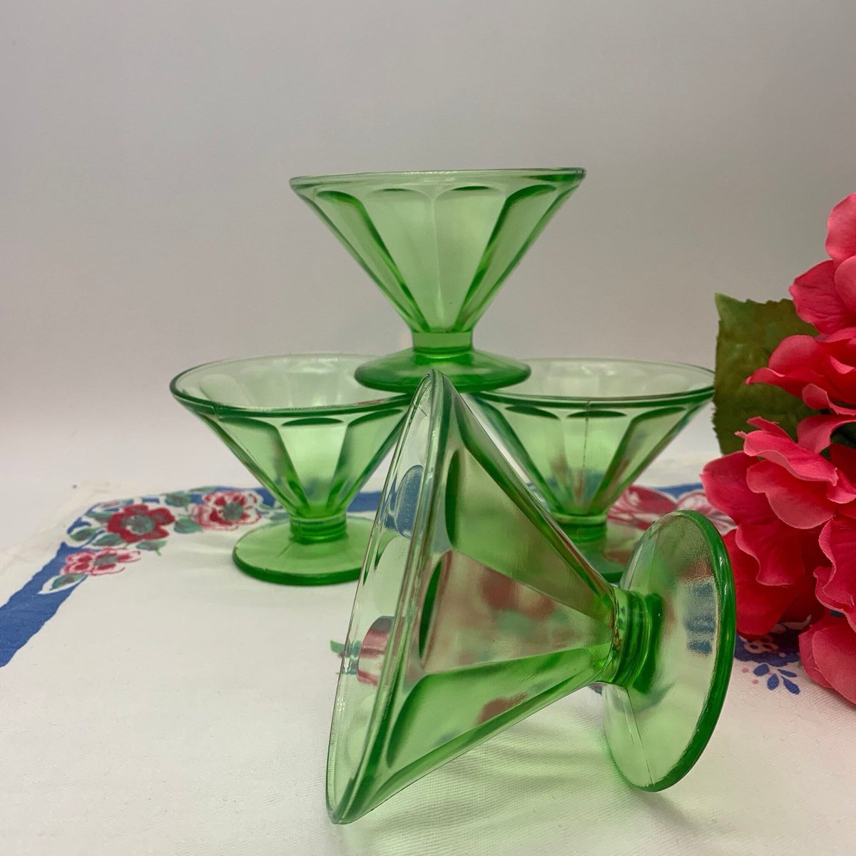 LilyDogAntiques's tweet photo. Excited to share this item from my #etsy shop: 4 Vintage Federal Glass Green Depression Glass Optic Panel Sherbet Dishes #federalglassdish #greendepression #glasssherbetdish #federalopticglass #opticpanelglass #vintagegreenglass #greenglasscups https://t.co/URubng86Qk https://t.co/NskIo3wUDY
