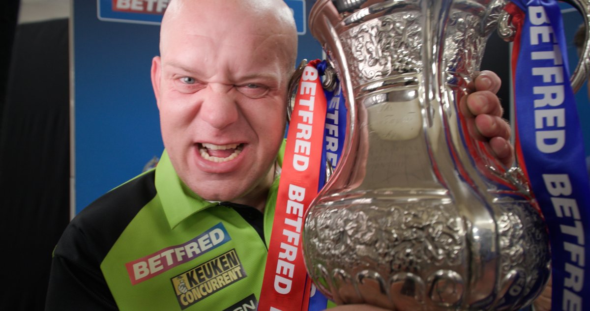 Betfred's tweet photo. 👀 A special show looking back at the 2022 Betfred World Matchplay.
https://t.co/hib8f2GrM9
With @MvG180 @Gezzyprice @FSherrock and much, much more...

#WorldMatchplay | #WMDarts | @OfficialPDC https://t.co/sTgM8zEp8X