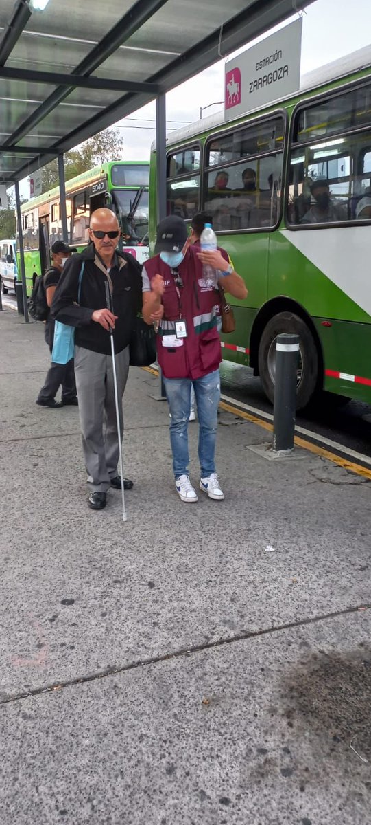 LaAgenciaCDMX's tweet photo. Este domingo, continuamos orientando a los usuarios del CETRAM Zaragoza sobre alternativas de movilidad ante los trabajos para la modernización de #LaNuevaLínea1 del @MetroCDMX. https://t.co/twKdXQ7XH1