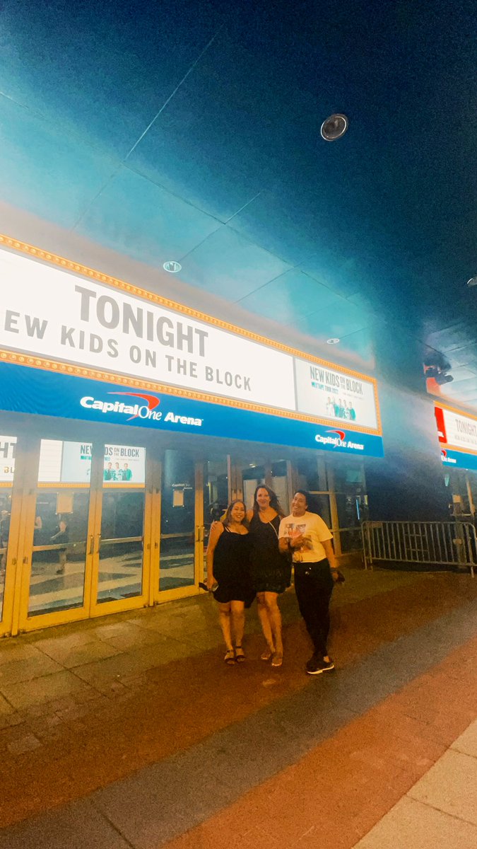 e_meneses1's tweet image. We had the BEST time celebrating your last stop on the tour. We flew in all the way from CA to party with you! #nkotbmixtapetour2022 ❤️ @LPresents    #cousins #besties 💕