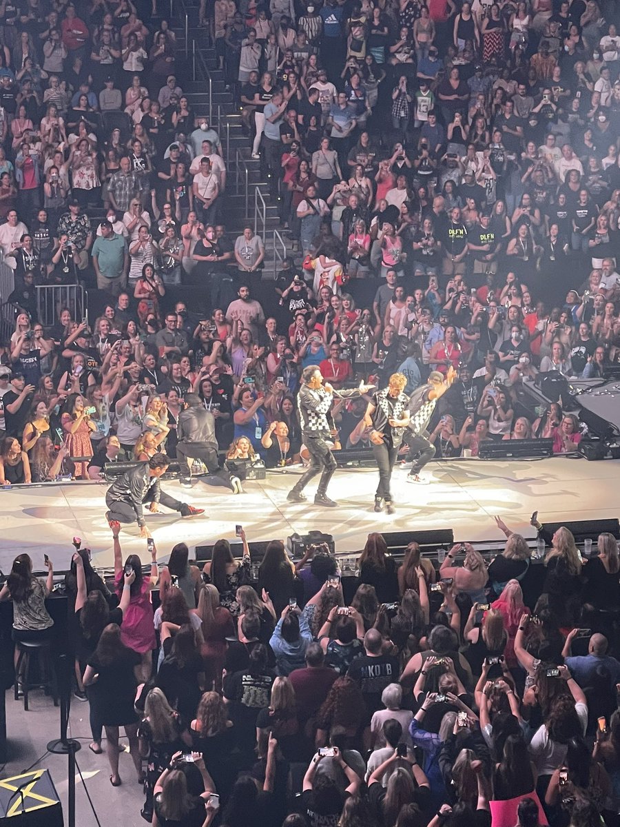 e_meneses1's tweet image. We had the BEST time celebrating your last stop on the tour. We flew in all the way from CA to party with you! #nkotbmixtapetour2022 ❤️ @LPresents    #cousins #besties 💕