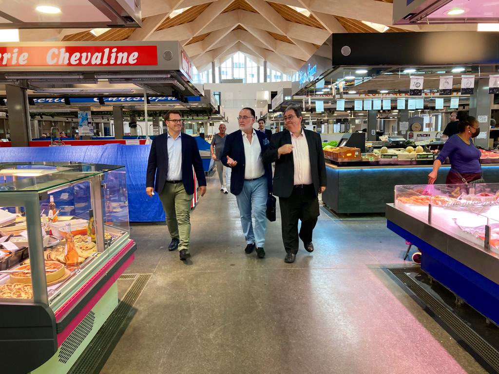 geoffroyboulard's tweet photo. 🥕🧀🥩 Visite avec @GuerrePhil à #Courbevoie du marché Charras rénové récemment par la @VilleCourbevoie et exploité par le délégataire #EGS : merci à @davidbrexel pour son accueil. https://t.co/iqeBRbcnad