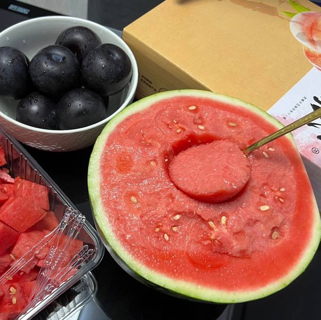 kyasderw's tweet photo. In summer, my favorite thing is to eat fruit besides drinking water❤️ https://t.co/RomKy7x0kd