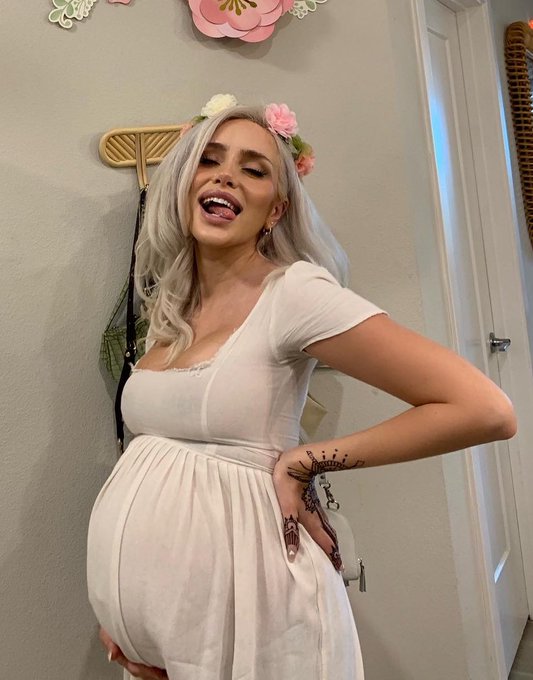 Some of my fav baby shower pics! 🥰🥰 https://t.co/KP2vKNcVqA