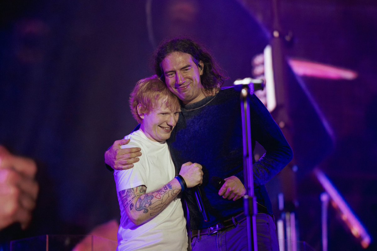 ED_iting's tweet photo. @snowpatrol looking like a proud parent of @edsheeran at #latitude https://t.co/qm8YqurjUP