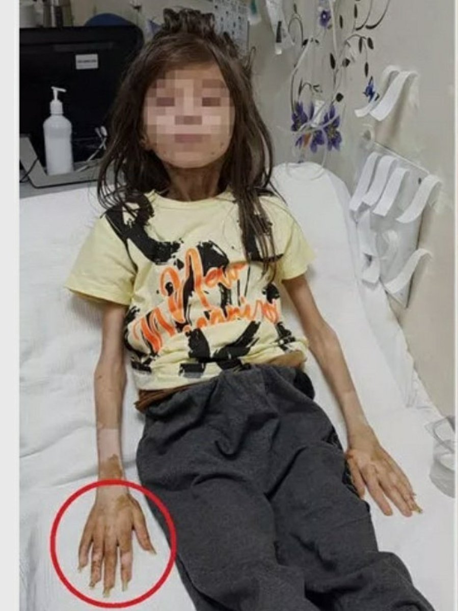 #Bursa da kirasını ödemediği gerekçesiyle kiracısını mahkemeye veren ev sahb borcunu ödemeyen ve duruşmalara katılmayan Pınar A.  nın evden tahliyesine karar verildi. Icra ekibinin çilingir yardmıyla girdiği evin kilitli ve çöple dolu bir odasnda ise 9 yaşnda ki bir çocuk bulundu