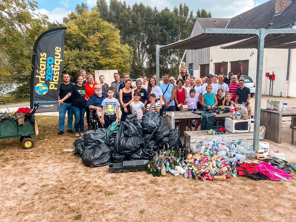 OPlastique's tweet photo. [CLEANWALK PARC DE LOIRE]🧤🇺🇦

Ce fut une très belle opération hier au Parc de Loire (anciennement l’Île Charlemagne) où Maryline et Prince accompagnaient des familles ukrainiennes, des bénévoles d’OZP et l’association Familles Rurales pour une marche propre. https://t.co/rm2mZn0yqv