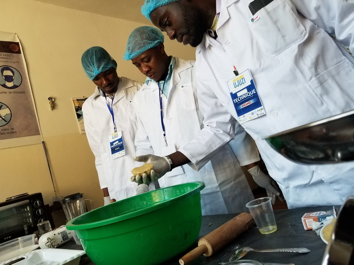 JacquesNdav's tweet photo. Le @cres_science, c'est aussi l'industrie. @victoirekasere6 responsable de notre programme PAMOJA essaie de trouver la meilleure formulation pour accompagner une production locale des pâtes à base des farines locales. #ulpgl @AFD_France @KaziPADMPME @BROT_furdiewelt @PaeRdcongo https://t.co/0vOwYBsGEH