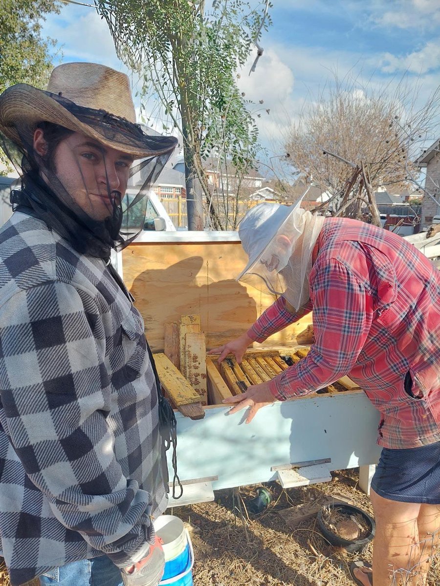 Many benefits to raising bees: beekeepersforvets.org/blog/benefits-…