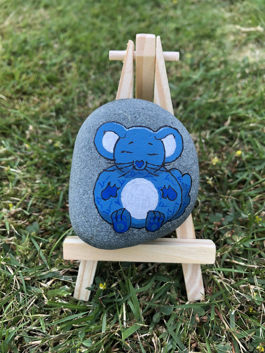 VeeRocks_eth's tweet photo. 38/251 Chill Chinchilla! This was super fun to do as the shape was quite different from a lot of them! @AyeYoLi1 this one is yours!! @garyvee @veefriends #veerocks #veefriends #art #artist #nftart #nfts #NFTCommunity #nftarti̇st #painting #canvas #chill https://t.co/bbUE7Ospi1