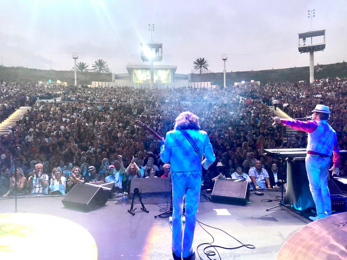 crazyhooks's tweet image. Whew 😅 now that 8500 crowd roared 😉🕺🏻💜🎸#pacificampitheatre #gretschguitars #gretchelectromatic #costamesa #beegees #beegeesgoldtribute