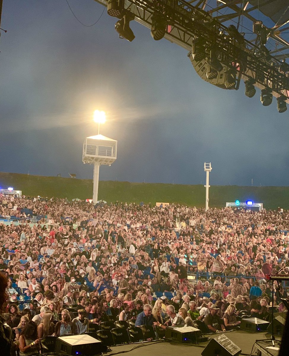 crazyhooks's tweet image. Whew 😅 now that 8500 crowd roared 😉🕺🏻💜🎸#pacificampitheatre #gretschguitars #gretchelectromatic #costamesa #beegees #beegeesgoldtribute
