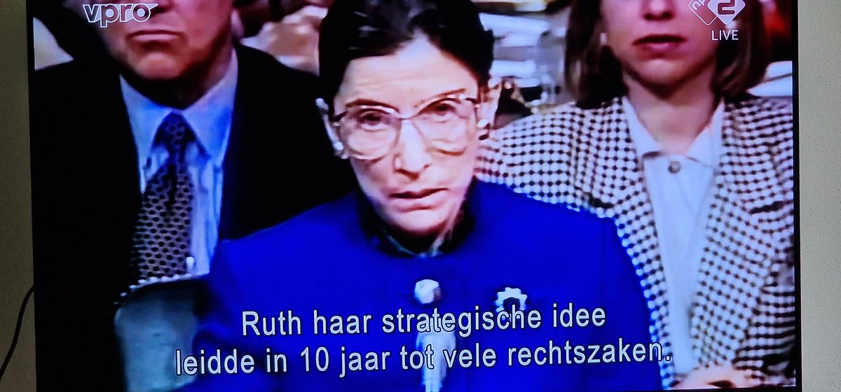 Prachtig fragment met voormalig rechter van het Hooggerechtshof Ruth Bader Ginsburg, die stond voor vrouwenrechten, maar dat juist via een casus waarin een man centraal stond, aanmoedigde. Heel slim. 

Nu al een zeer onderhoudende #zomergasten #zg22
