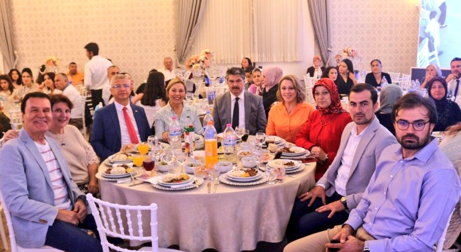 yasinn_26sarii's tweet photo. Odunpazarı İlçe Başkanımız Ali Acar’ın kayınbiraderi Ahmet ile Melike çiftinin düğün merasimine katıldık.   
Körler ve Geyik ailelerine bu güzel yolda mutluluklar diliyoruz.🍀 https://t.co/d2osl0jKRz