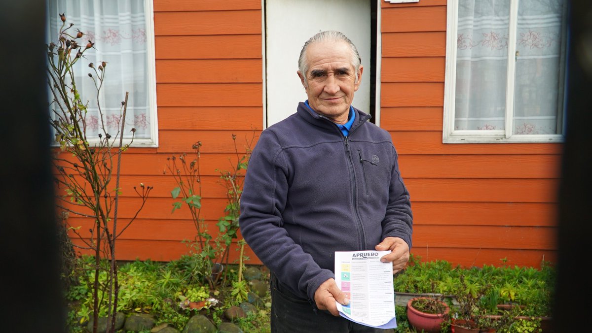 PScomunalPMontt's tweet photo. 💪🏽En conjunto, seguimos desplegados junto a diversas fuerzas políticas y sociales en los territorios de Puerto Montt, con acciones para informar a la gente, para que pueda votar con conocimiento este 4 de septiembre por el  
#Apruebo #NuevaConstitucion https://t.co/QyRJpcL3Ns