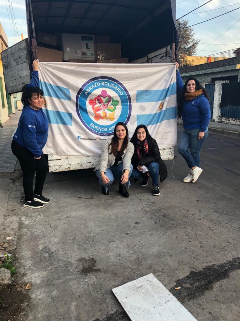 SolidarioAbrazo's tweet photo. ENTRE USTEDES Y NOSOTROS 👭👬👫
LO LOGRAMOS 🇦🇷

Ya están en camino a Chaco más de 500 juguetes! 500 Sonrisas vamos a generar con esto 🧸😃

📌También se sumaron  Diego Sebastián Schroh y María Orellana 😀 https://t.co/DdgytfWewN