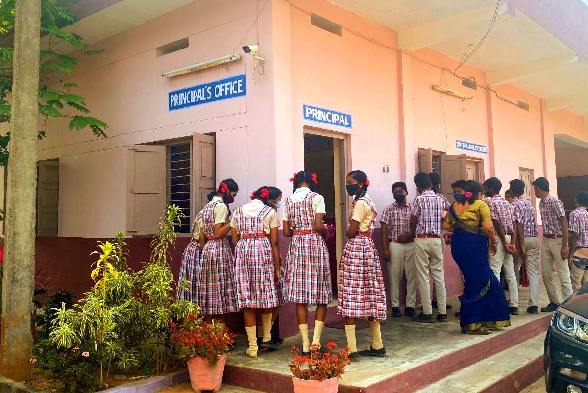 ChristForIndia's tweet image. After years in lockdown due to COVID, we're finally going back to school! Thank you so much for your faithful support throughout the pandemic. Read more: conta.cc/3BeMSAy