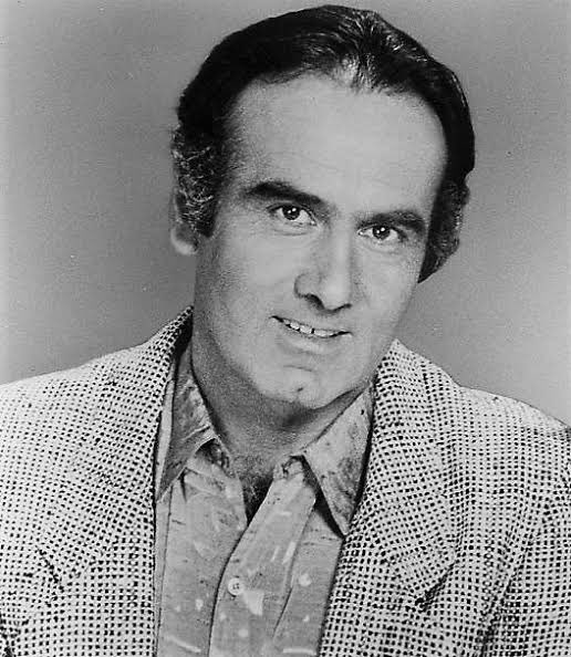 Happy birthday Dan Hedaya. My favorite film with Hedaya is The usual suspects. 