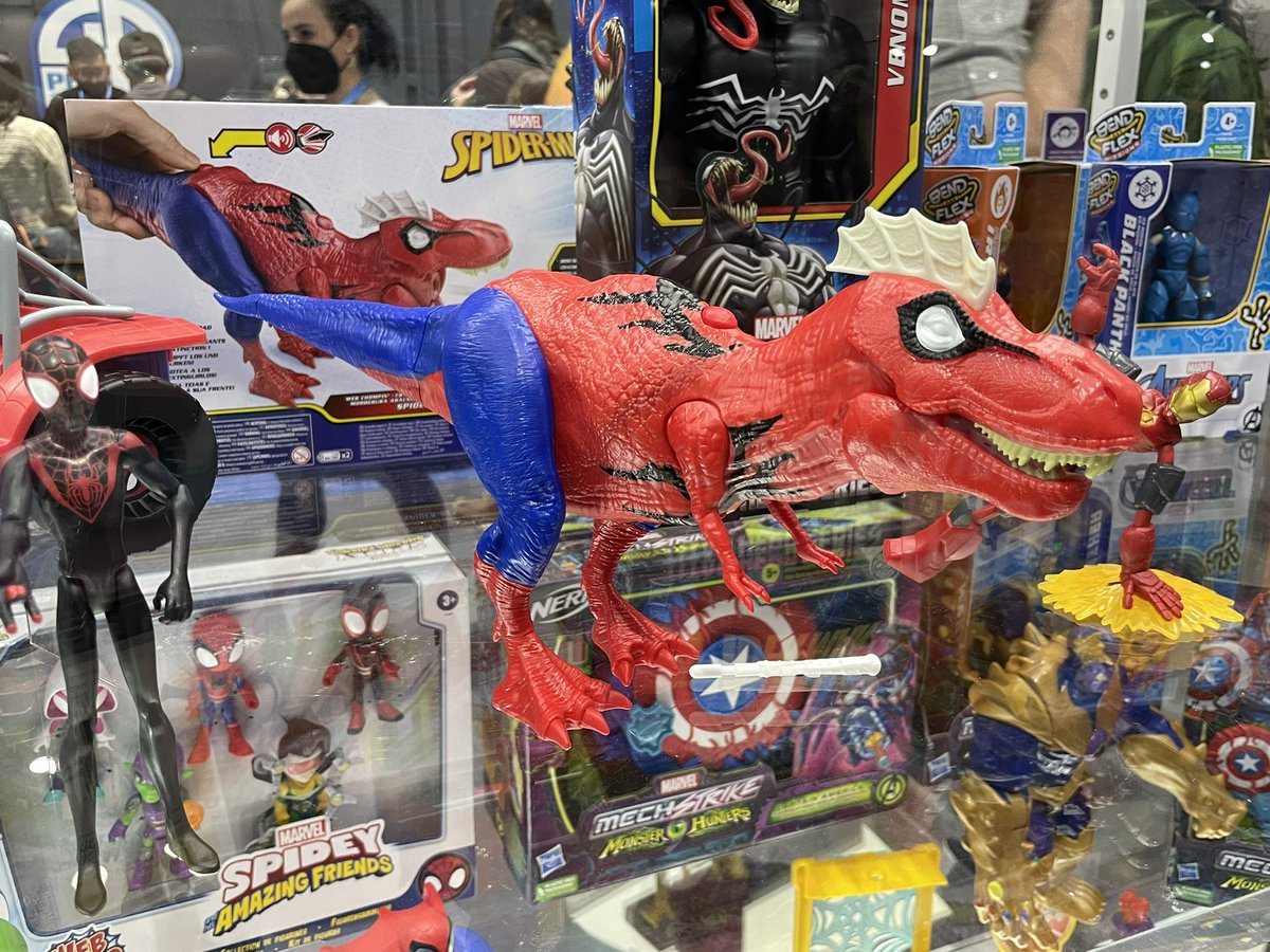 Hasbro Jurassic World lives! On display at SDCC is this Chompin’ Spider-Rex, which will be part of the kids Spider-Man line. It is obviously a retool of the Jurassic World Chompin’ T-Rex, with new arms, modified feet (so it can finally stand), a crest & Spidey paint. Interesting! https://t.co/TnhTqy9phg