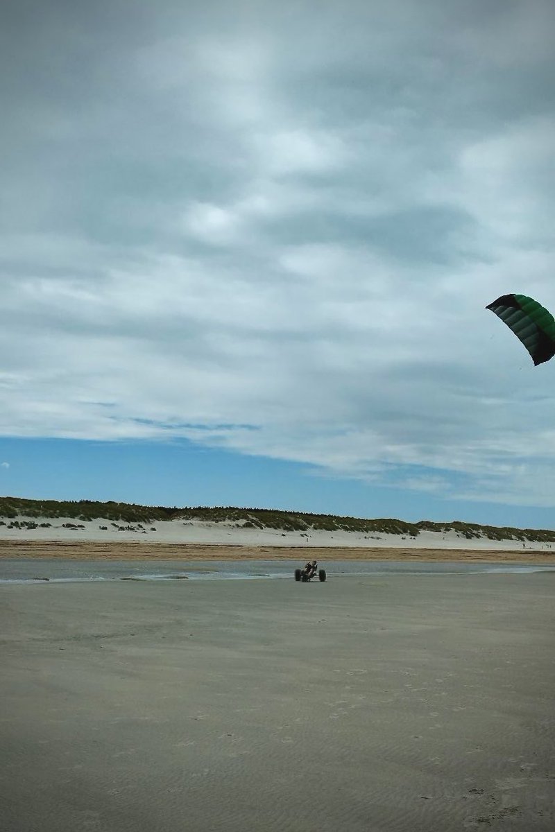 amenev's tweet photo. Lekker spierpijn kweken op het strand. Heerlijk met de vlieger op #ameland. Net zoals 25 jaar geleden op Terschelling. Samen met broertje. https://t.co/gktNgoghl4