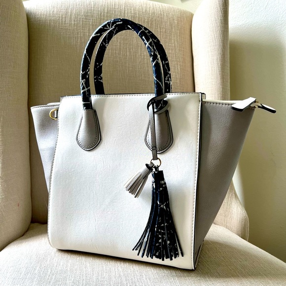 stephkkelly's tweet photo. So good I had to share! Check out all the items I'm loving on @Poshmarkapp from @Skull_and_Arrow #poshmark #fashion #style #shopmycloset #clutch #neimanmarcus: https://t.co/CiwyMtfDDt https://t.co/SR4cigJATw