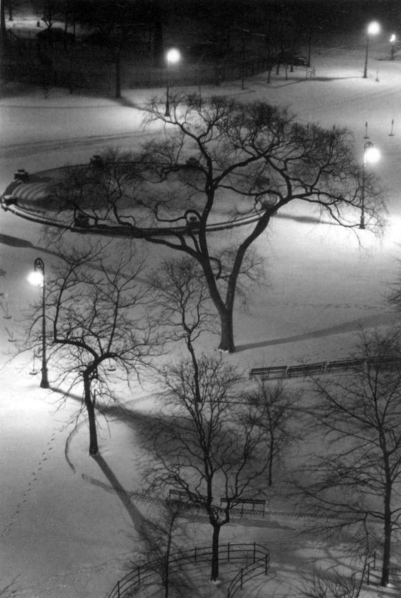 stjohnsphoto's tweet image. André Kertész #photography 
Washington square at night, New York City, 1954.