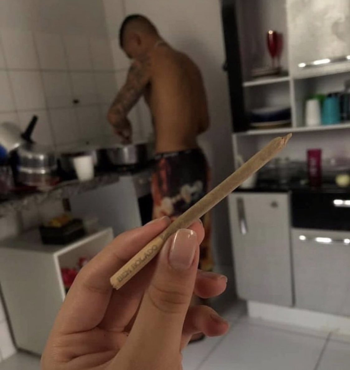 ele fazendo o almoço, ela fazendo a fome