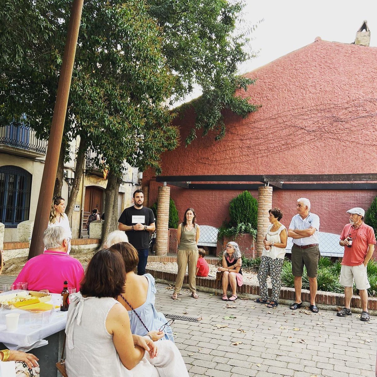 juntspersav's tweet photo. 👉Divendres vam compartir una estona molt agradable amb companys, amics i coneguts de @juntspersav.

🗣Vam parlar de present i sobretot de futur. Els reptes que tenim per davant son apassionants.

💪Treballem per una #alternativa a Sant Antoni! https://t.co/woZP19Ltb3
