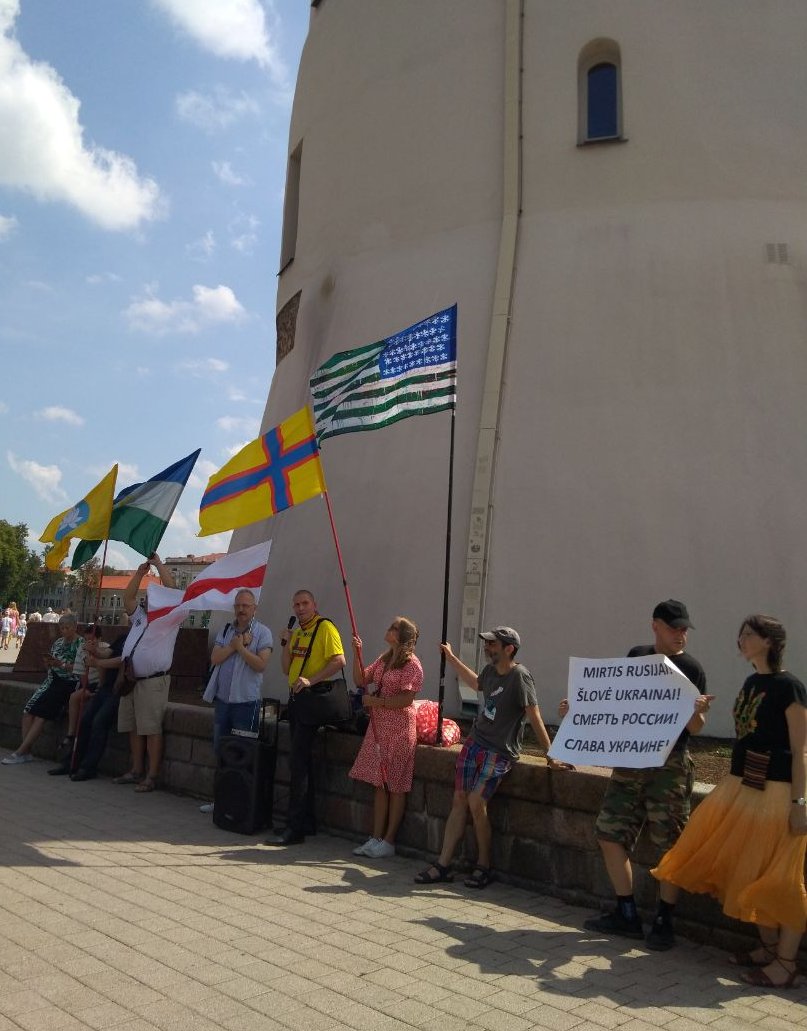 Patriofil's tweet photo. В Вильнюсе, на Кафедральной площади, 23.07.22 прошёл митинг за свободу порабощенных Россией народов. 

Главные лозунги — «Нет войне!», «Долой империю!», «Свободу народам!», «Свободу людям!».

Были разные флаги, в т.ч. флаг-символ Соединённых Штатов Сибири... https://t.co/IADenutXKr