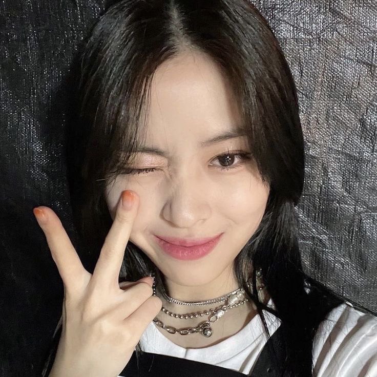 minjusexo's tweet photo. - Au ryuryeong 

donde chaeryeong es una garamista y ryujin una stan lesserafim ot5 que hace chistes de garam y solo quiere joder a sus fans https://t.co/DavhpIZ7Q2