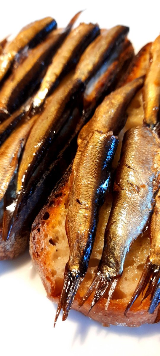 Ivycottagebaker's tweet photo. Nothing to see here, just #bread and #fish #breadandfishes #sourdough with #smokedfish #sprats just look at the colour on those little beauties #oilyfish #freshbread #nutritious #HealthyFood https://t.co/s42NtUqlNI