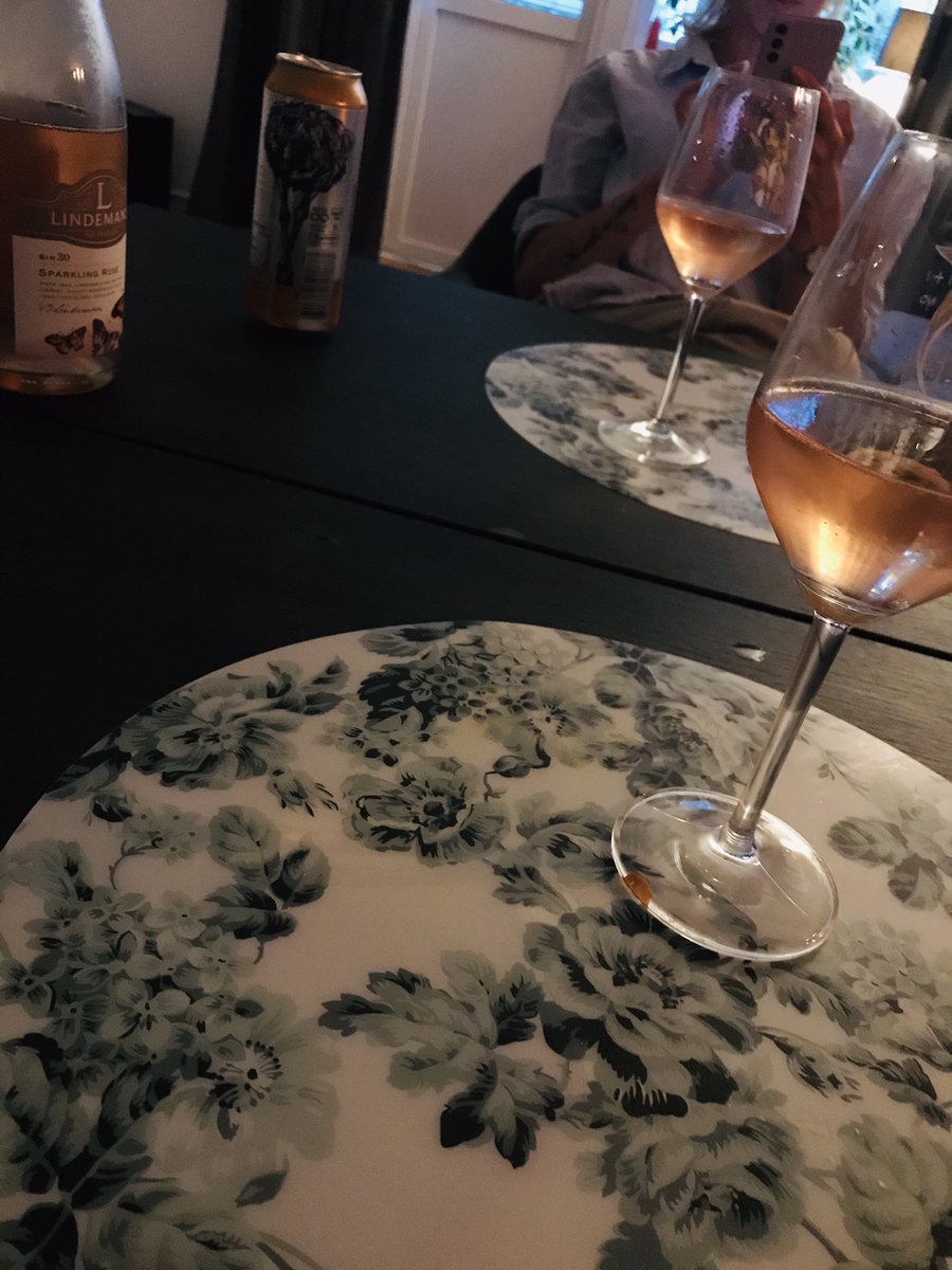 Här sitter jag och dricker vin och är kär! Fint va?