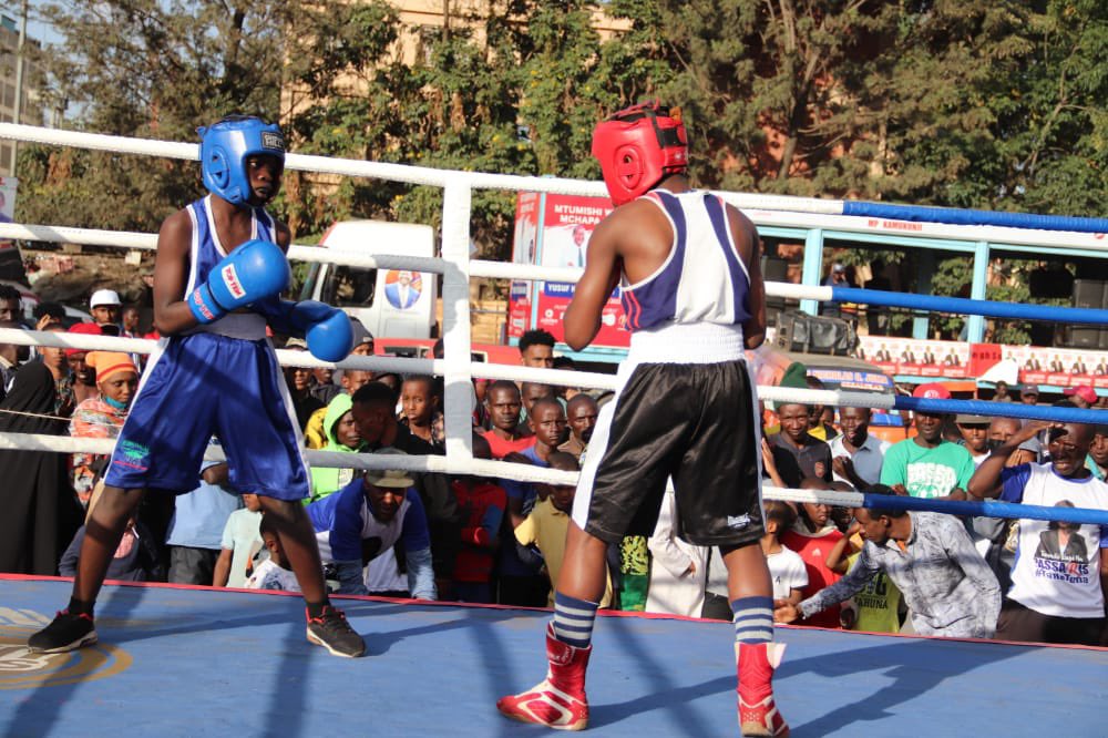 MPyusufhassan's tweet photo. We celebrated Kamukunji’s boxing talent with a tournament in Deza grounds in California which was graced by Azimio’s incoming Deputy Governor @ProfKaloki and Nairobi Women Representative @EstherPassaris. My congratulations to all the young boxers who participated in the event. https://t.co/40mYhyVTE3