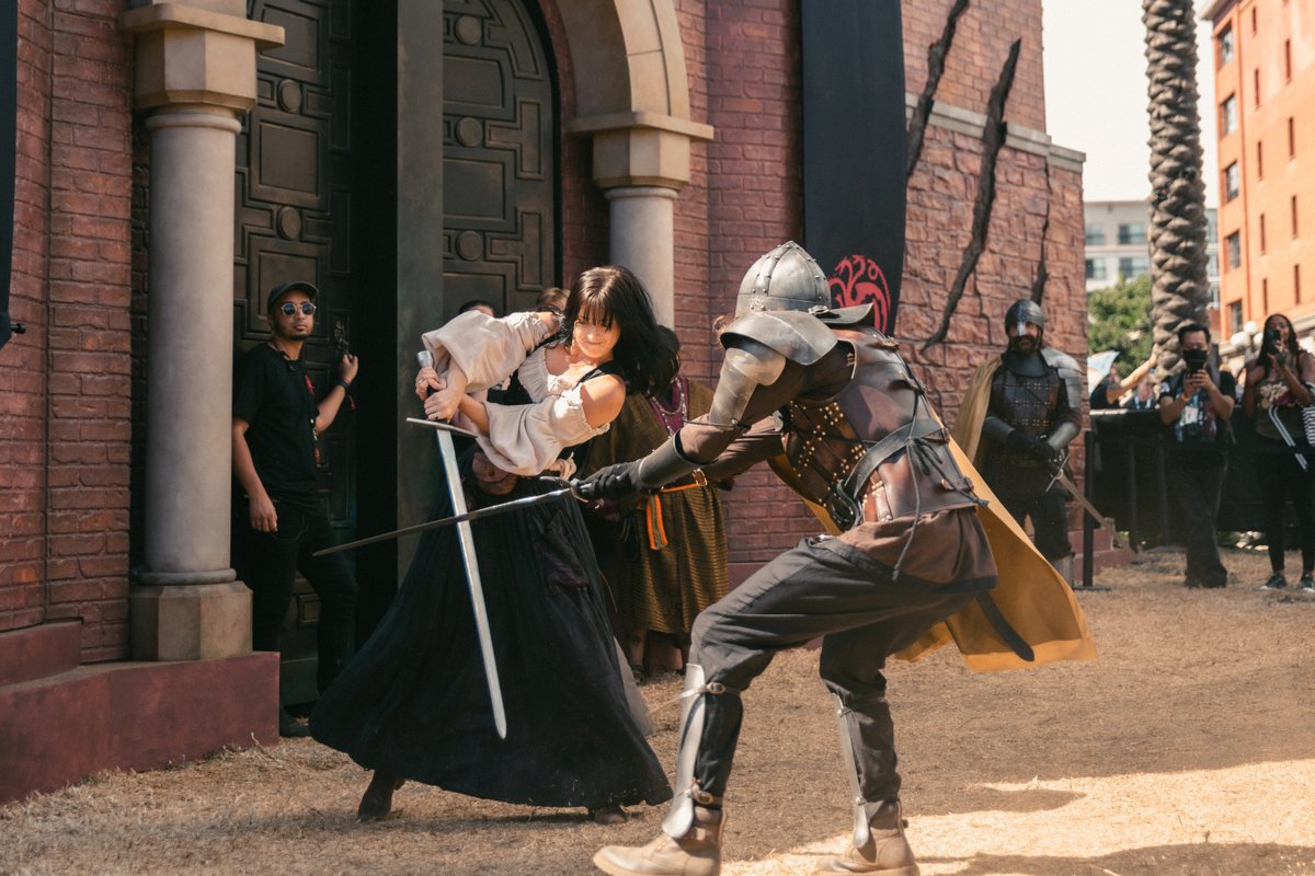 GameOfThrones's tweet image. First lesson: Stick them with the pointy end. #HOTDSDCC