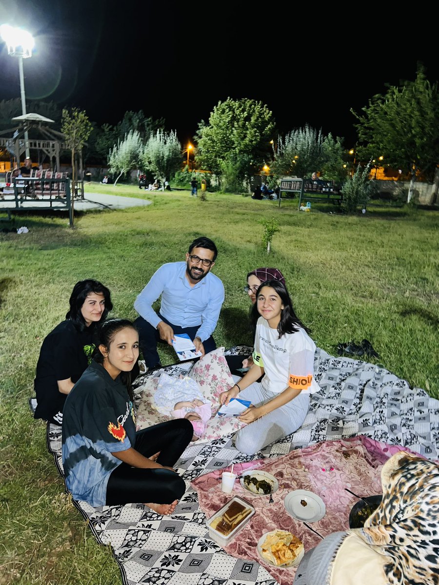 baz_sirin's tweet photo. Kozluk İlçe Teşkilatı olarak #devaparkta etkinliği kapsamında Komando Mahallemizin Kent Parkında halkımıza buluştuk. 

Halkımıza Genel Başkanımız Sayın Ali Babacan'ın selamını ileterek parti broşürlerimizi dağıttık. 

Bu Pazar Seçim Olsa #DevaHazır 💧🌱 https://t.co/phGswMOhg9