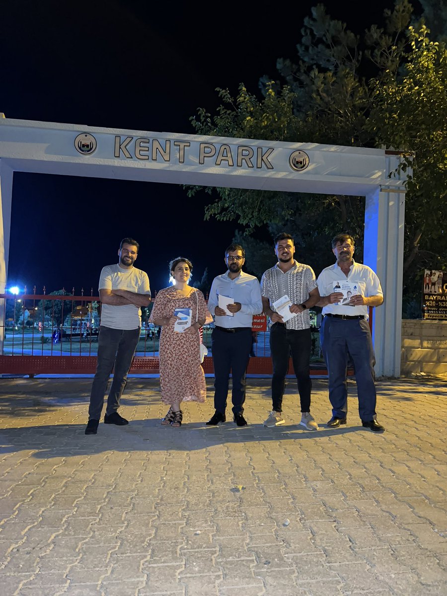 baz_sirin's tweet photo. Kozluk İlçe Teşkilatı olarak #devaparkta etkinliği kapsamında Komando Mahallemizin Kent Parkında halkımıza buluştuk. 

Halkımıza Genel Başkanımız Sayın Ali Babacan'ın selamını ileterek parti broşürlerimizi dağıttık. 

Bu Pazar Seçim Olsa #DevaHazır 💧🌱 https://t.co/phGswMOhg9