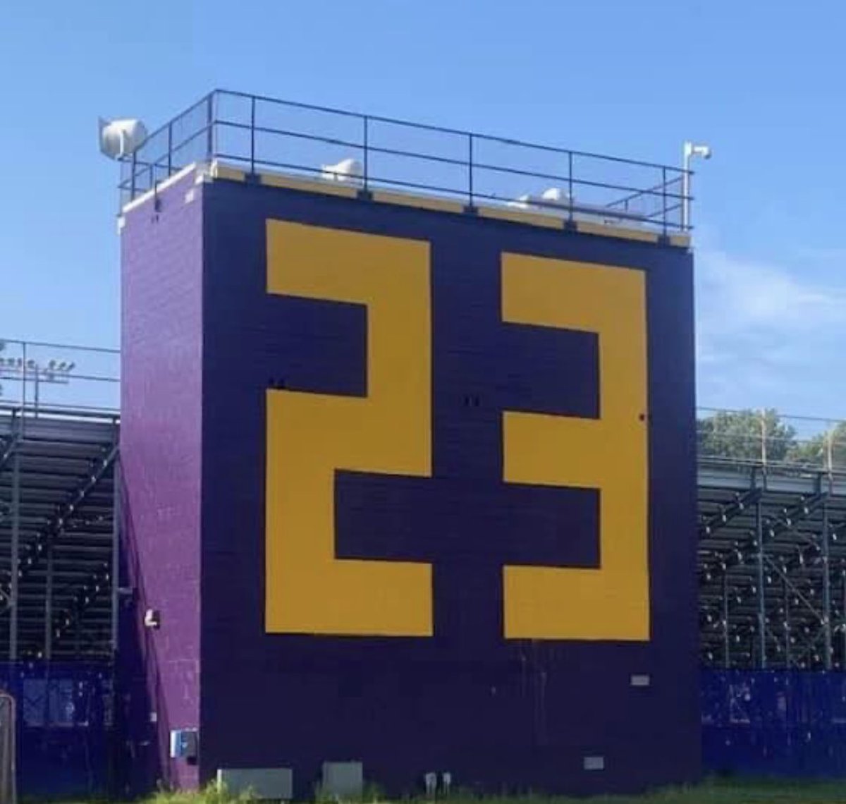 This is too real! I am not ready for my baby to be a senior! Already signing up for Senior Photos! Didn’t we just take her to the Kindergarten Popsicle Playdate!❤️❤️❤️