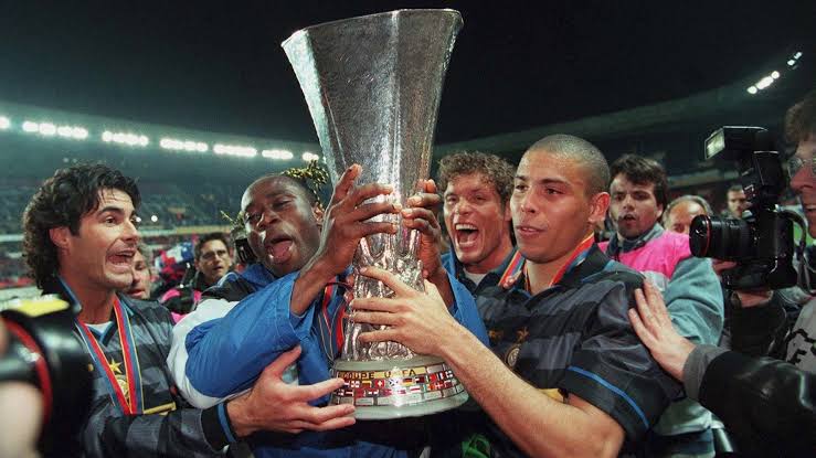maiordaitalia's tweet photo. "Zé, esses caras estão falando muita besteira, amanhã vou deixá-los put*, vou acabar com eles"

- Ronaldo para Zé elias 1 dia antes de decidir a Europa League para a Inter.

𝐍𝐚̃𝐨 𝐬𝐞 𝐛𝐫𝐢𝐧𝐜𝐚 𝐜𝐨𝐦 𝐨 𝐅𝐞𝐧𝐨̂𝐦𝐞𝐧𝐨 😈 https://t.co/7hPiHglK11