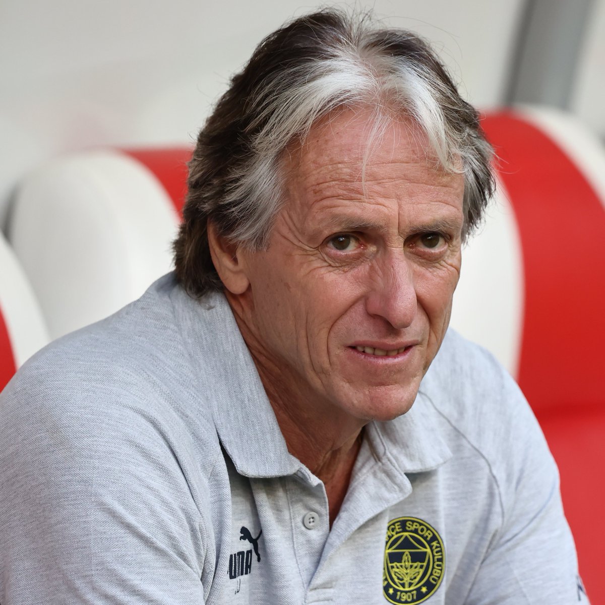 Jorge Jesus'tan oyuncularına: "Umarım sportif anlamda da, hiç şüphe yok ki bu takım başarılı olacak. Bir takım kuruyoruz, 11 oyuncu kurmuyoruz. Eğer sizler isterseniz, bu sene mutlu olacaksınız." (Fenerbahçe YouTube)