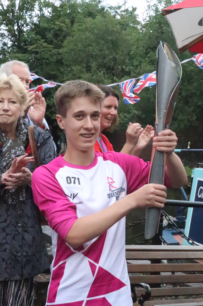 Incredibly proud of Kristof, our long standing @BchKids athlete, who carried #QueensBaton through Stourbridge today. He was brilliant!👏👏👏👏 #Birmingham2022 @BWCHBoss @BWC_NHS @WHBTG @TransplantSport @birminghamcg22